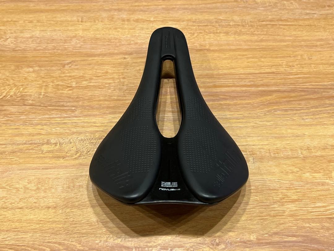 サドルNOVUS BOOST EVO FeC ALLOY SUPERFLOW L