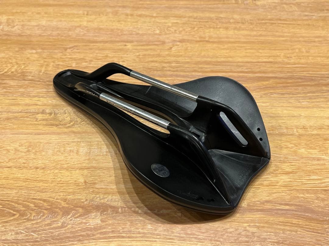 サドルNOVUS BOOST EVO FeC ALLOY SUPERFLOW L