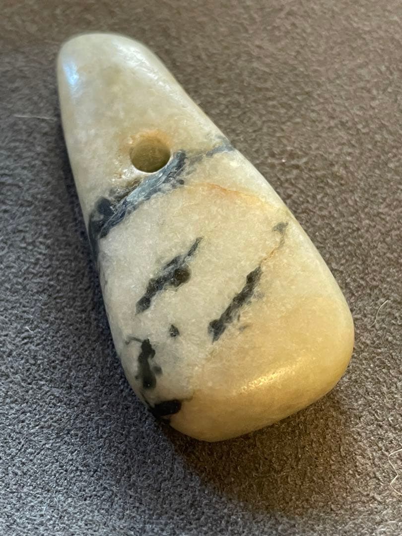 縄文時代　糸魚川翡翠大珠　出土品