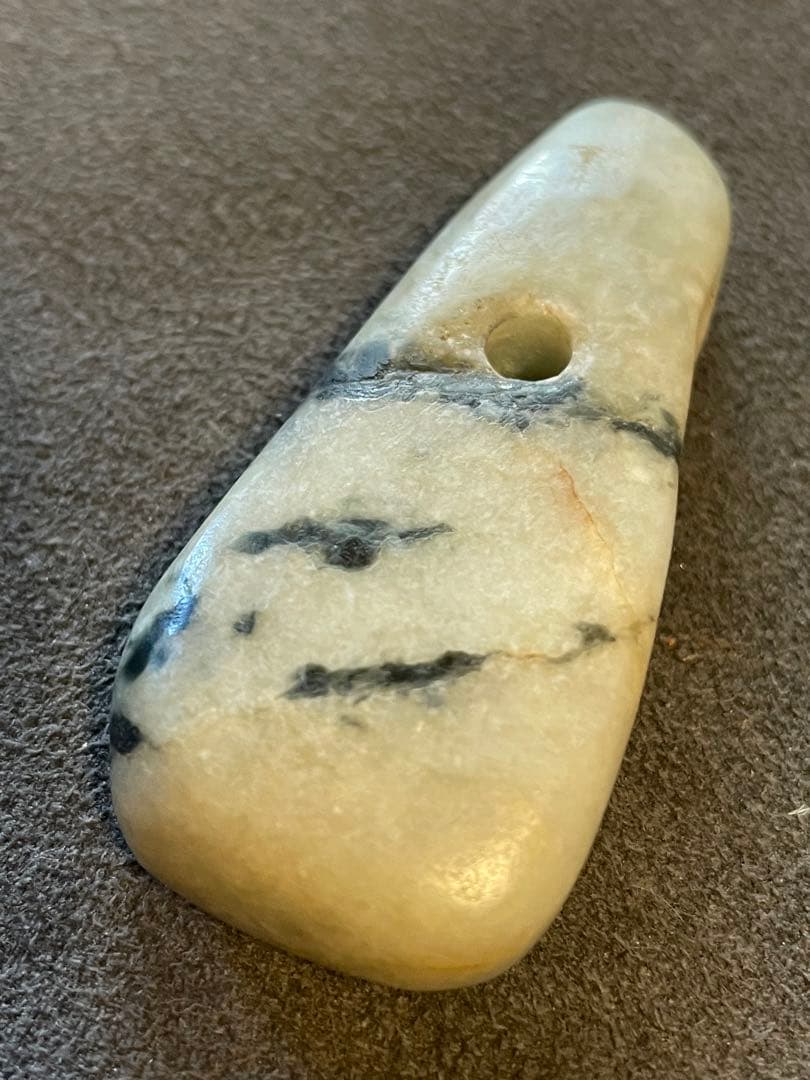 縄文時代　糸魚川翡翠大珠　出土品