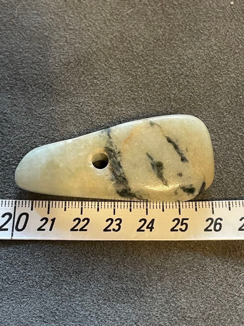 縄文時代　糸魚川翡翠大珠　出土品