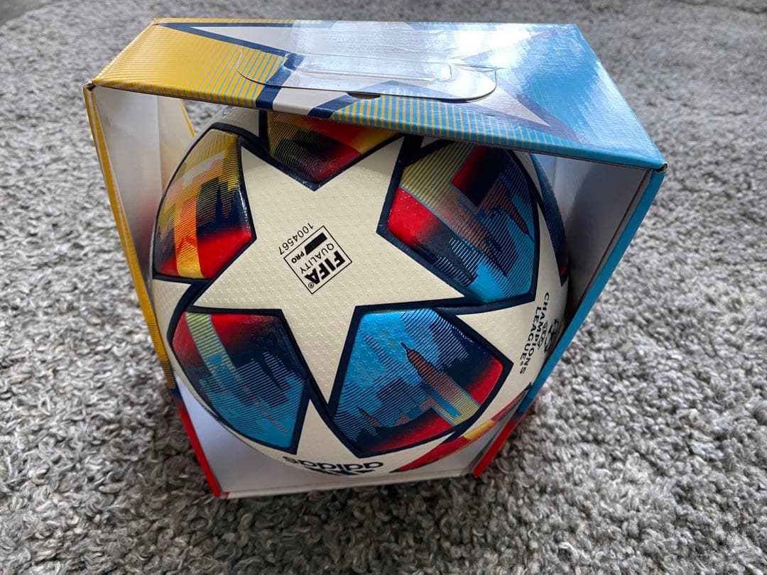 チャンピオンズリーグ2021-2022 公式試合球　記念品用ボール置台付き