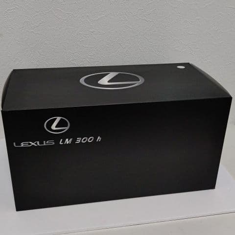 自動車 1/18 scale LEXUS LM 300h