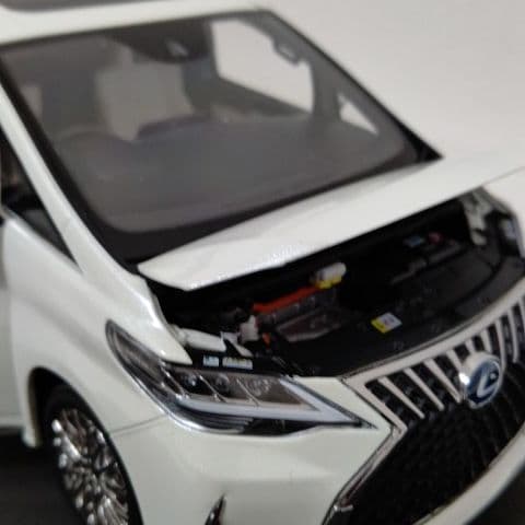 自動車 1/18 scale LEXUS LM 300h