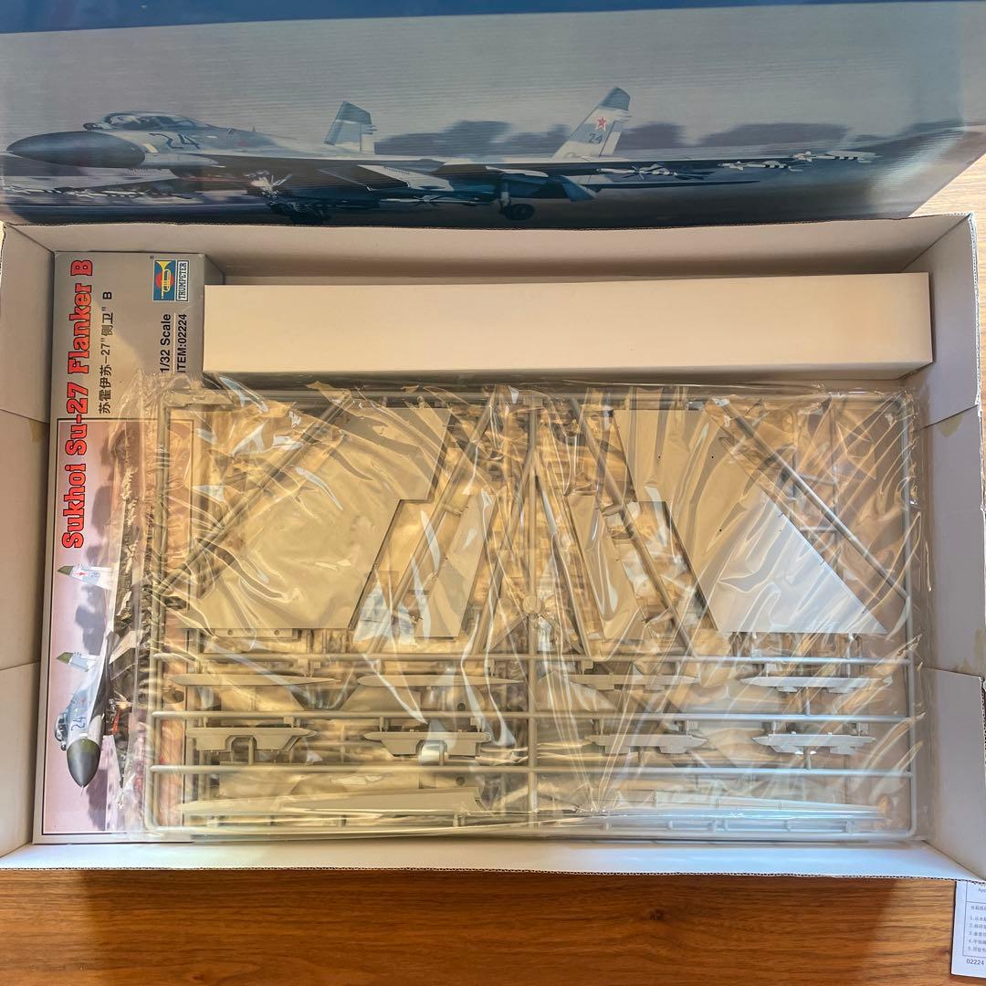 トランペッター　1/32 スホーイ　Sukhoi Su-27 FlankerB