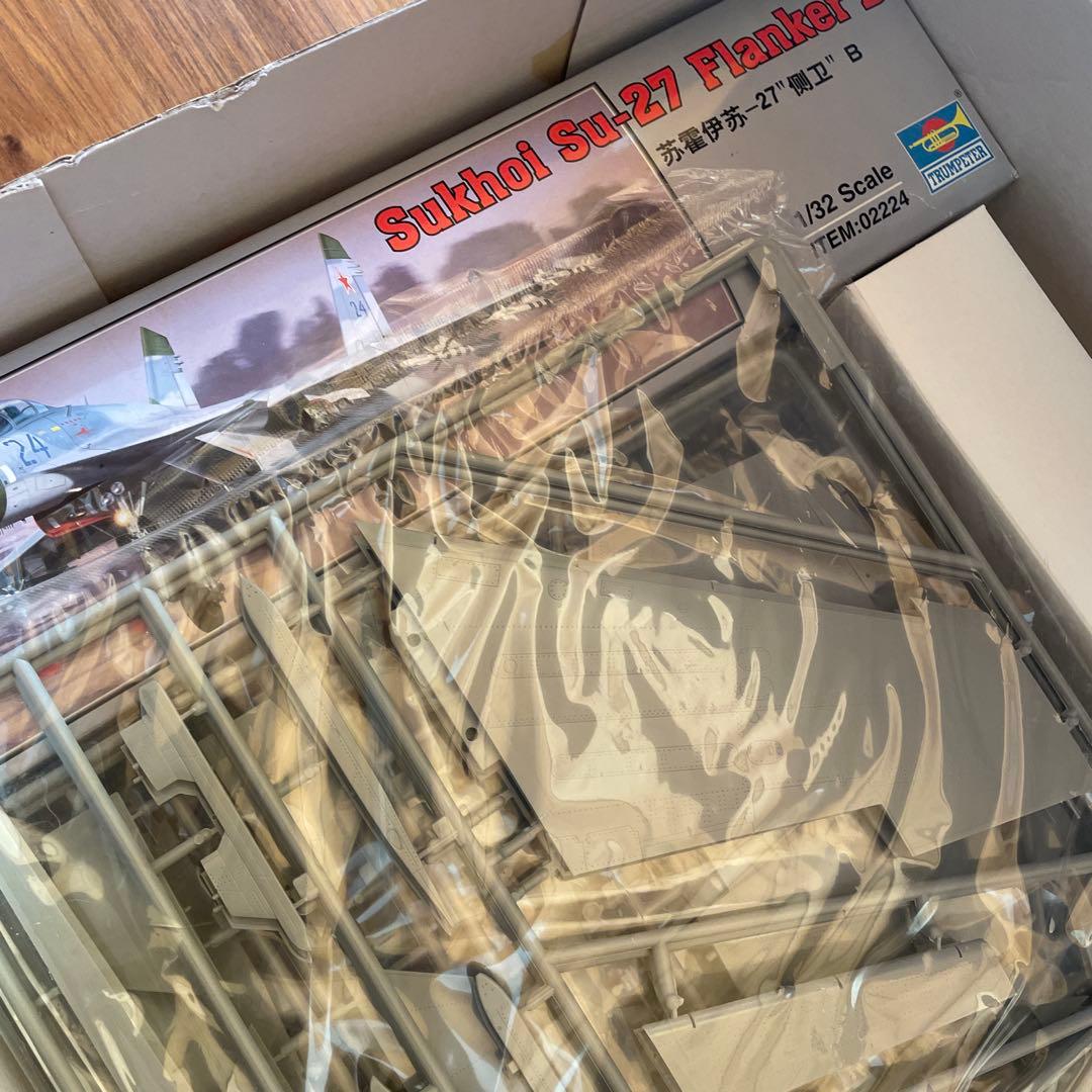 トランペッター　1/32 スホーイ　Sukhoi Su-27 FlankerB