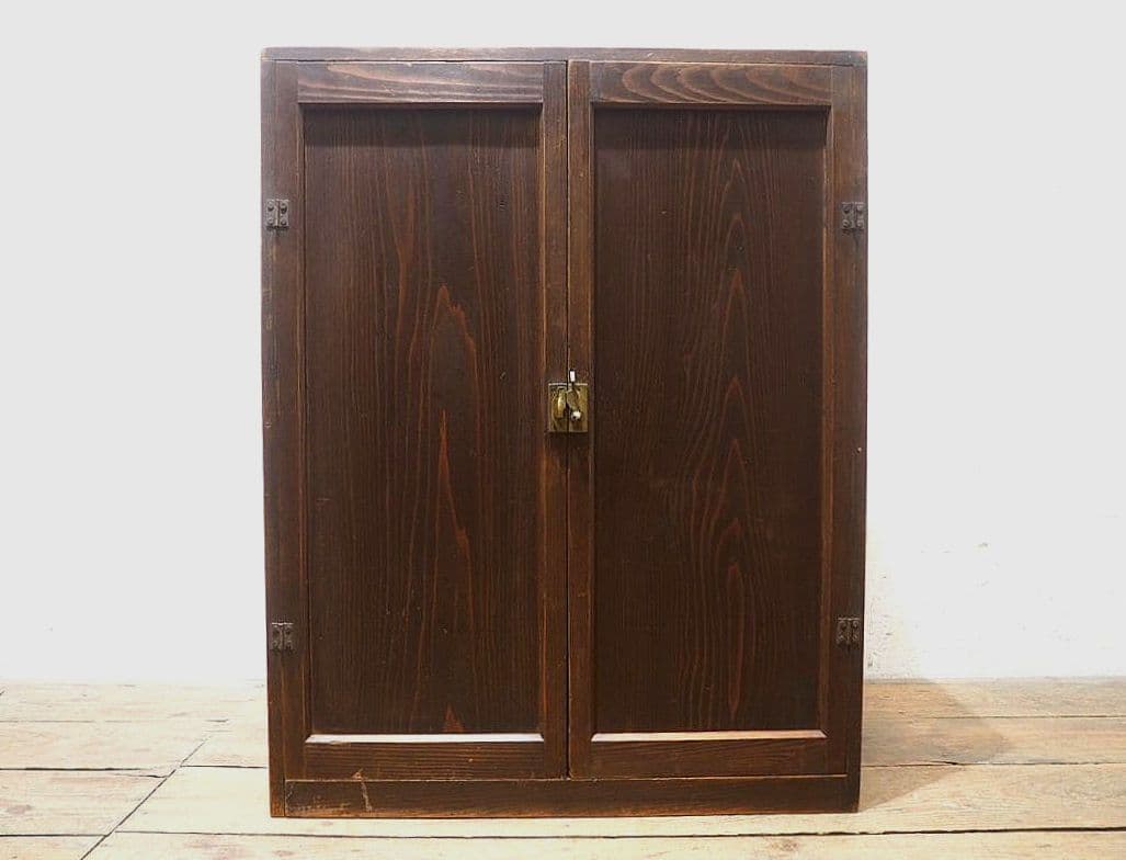 1304 　観音扉の飾り棚　収納棚　キャビネット　ケース　レトロ　ビンテージ