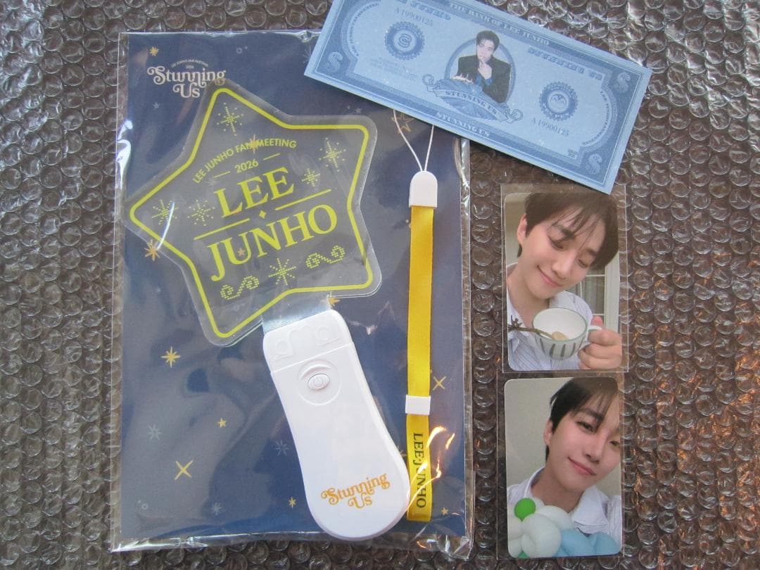 ジュノ ' Stunning Us ' ペンライト ＆ 特典カード & 紙幣