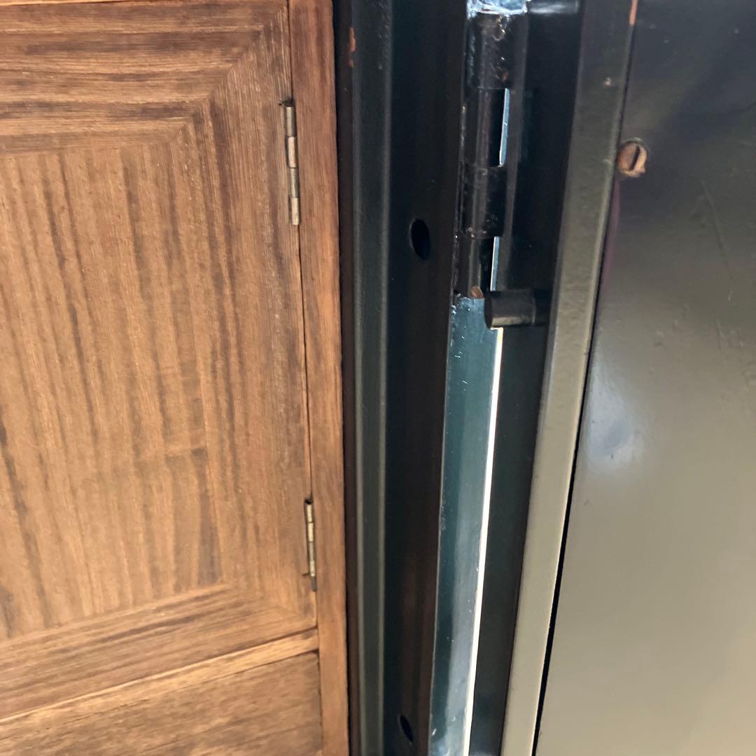 昭和レトロな中型金庫（グリーン色／高４５、幅３１、奥２８㌢／重約２７㌕）