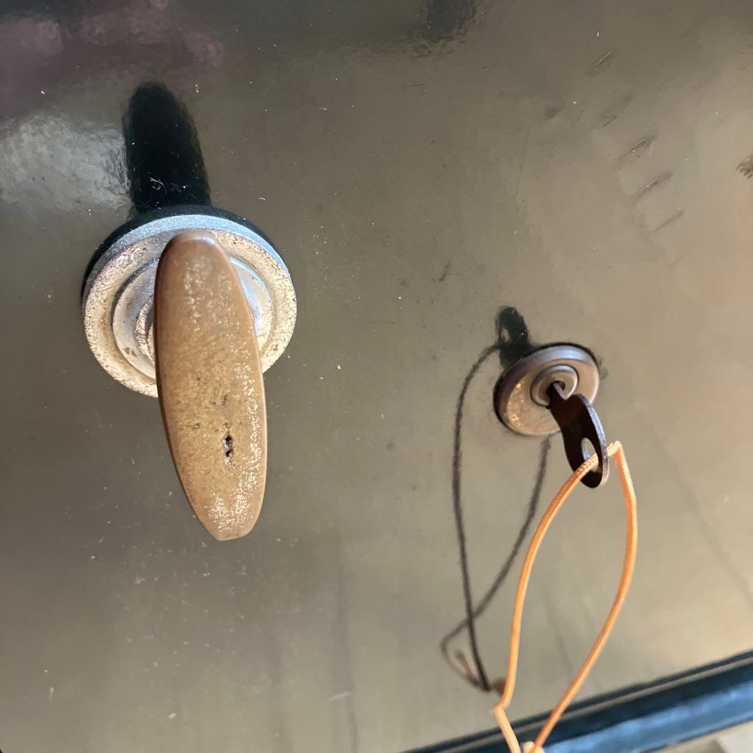 昭和レトロな中型金庫（グリーン色／高４５、幅３１、奥２８㌢／重約２７㌕）