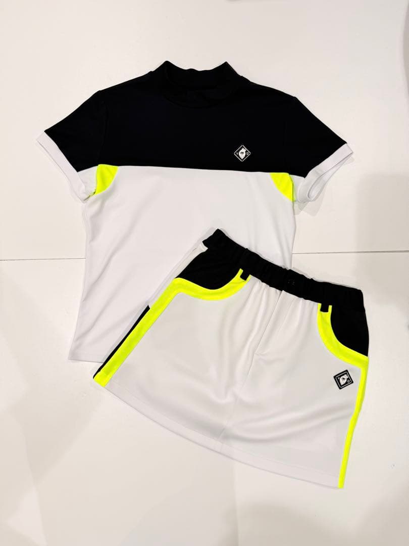 【新品】V12 レディース　半袖モックネック＆スカート　セットアップ　白M