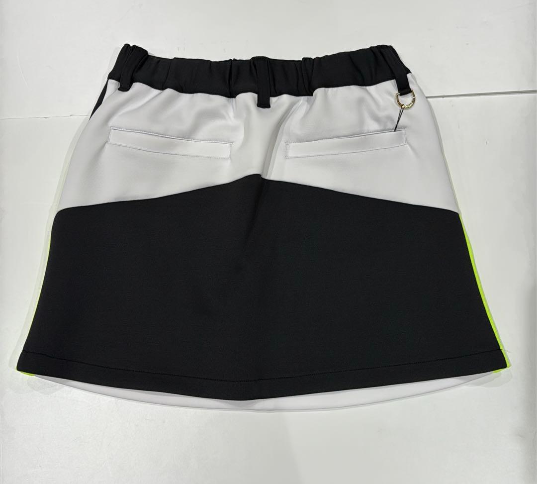 【新品】V12 レディース　半袖モックネック＆スカート　セットアップ　白M