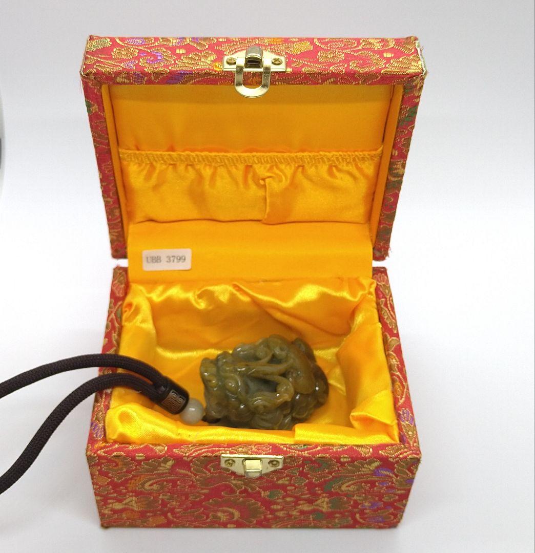 本翡翠　天然石　翡翠　貔貅　ひきゅう 置物　ネックレス　財福　彫刻　鑑別書２点付