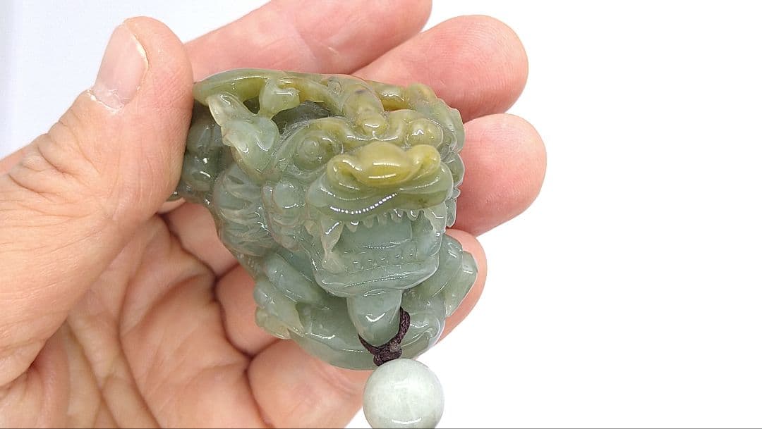 本翡翠　天然石　翡翠　貔貅　ひきゅう 置物　ネックレス　財福　彫刻　鑑別書２点付