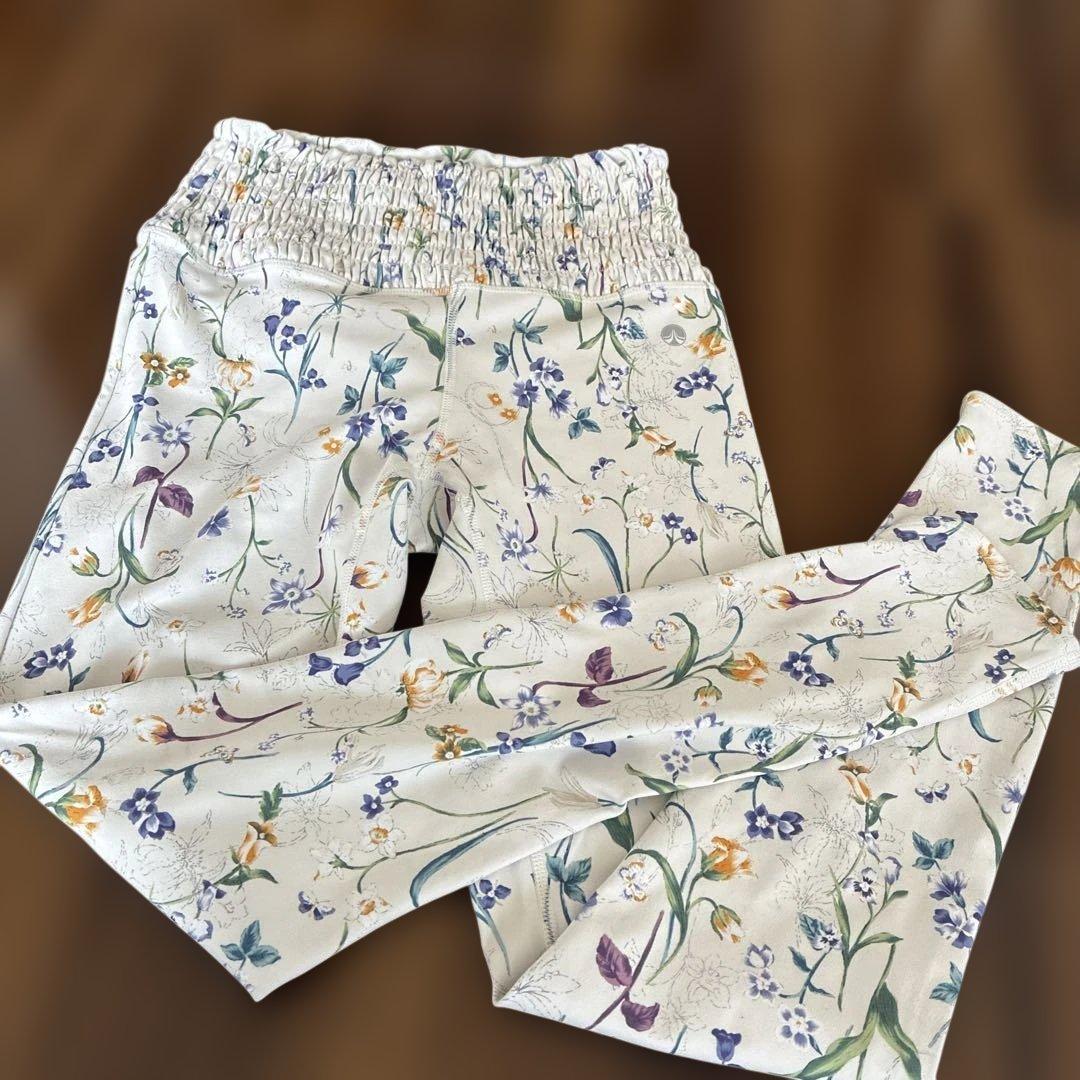 SUKALAフラワーシャーリングレギンス&ブラトップ　セット　Sサイズ