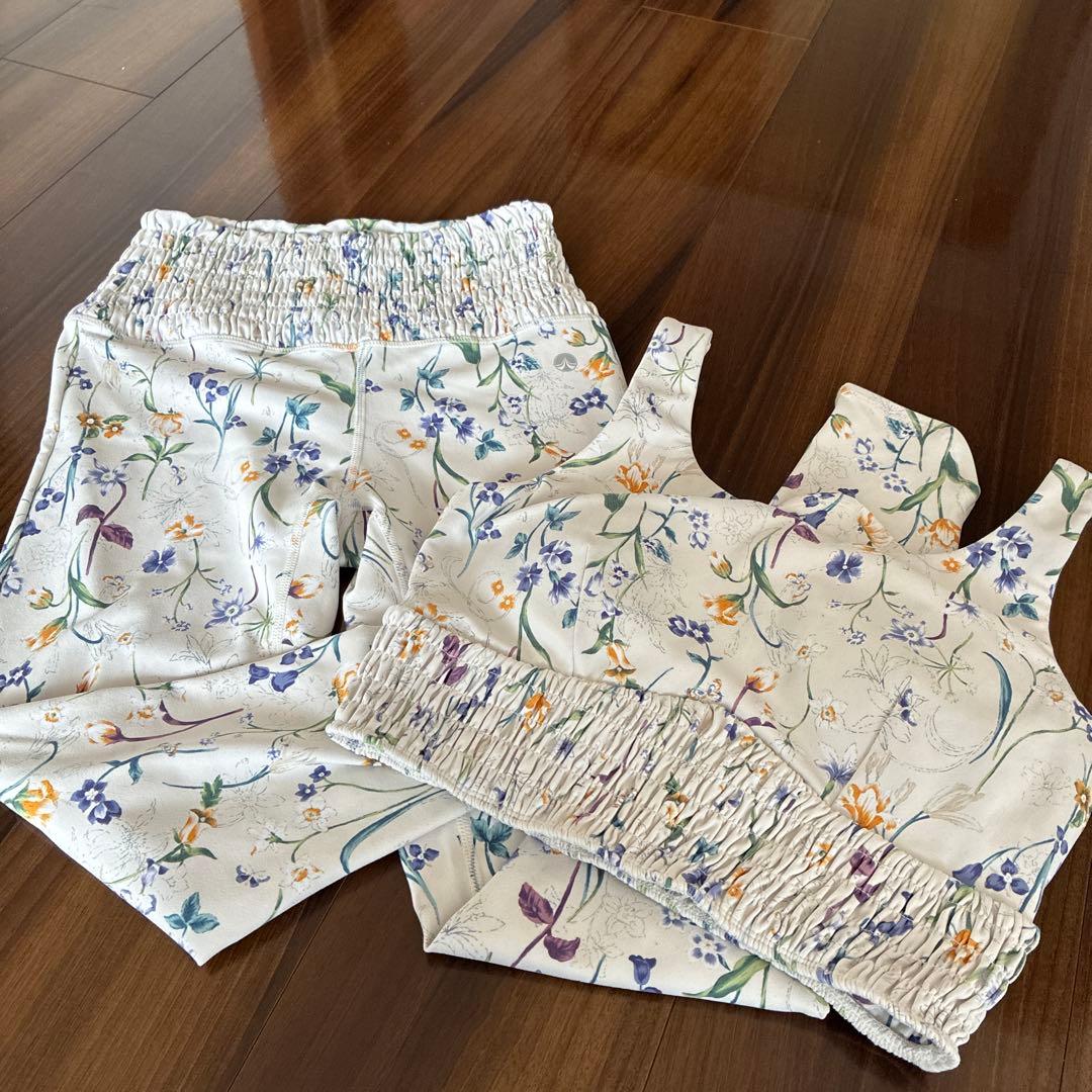 SUKALAフラワーシャーリングレギンス&ブラトップ　セット　Sサイズ