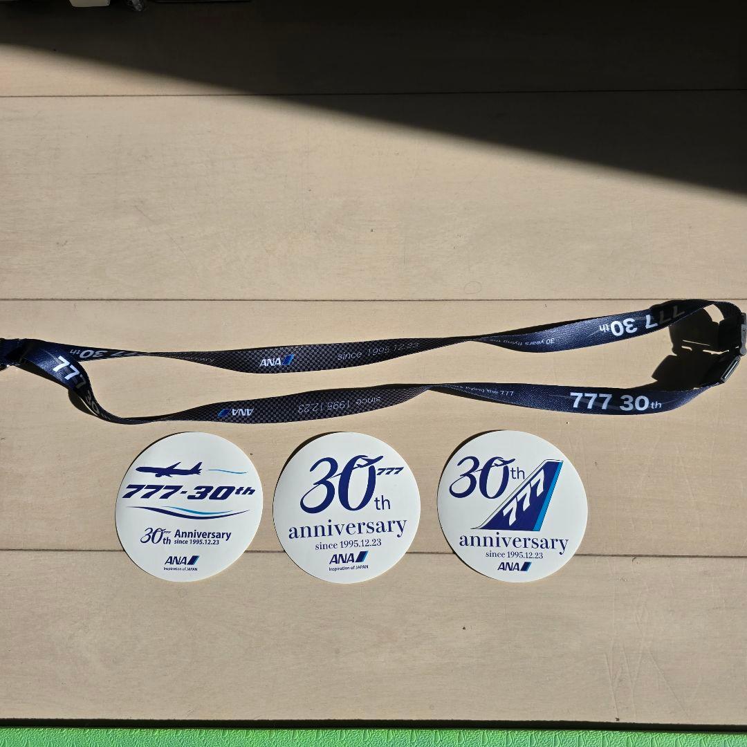 ANA 777-30th Anniversary ステッカーとストラップ