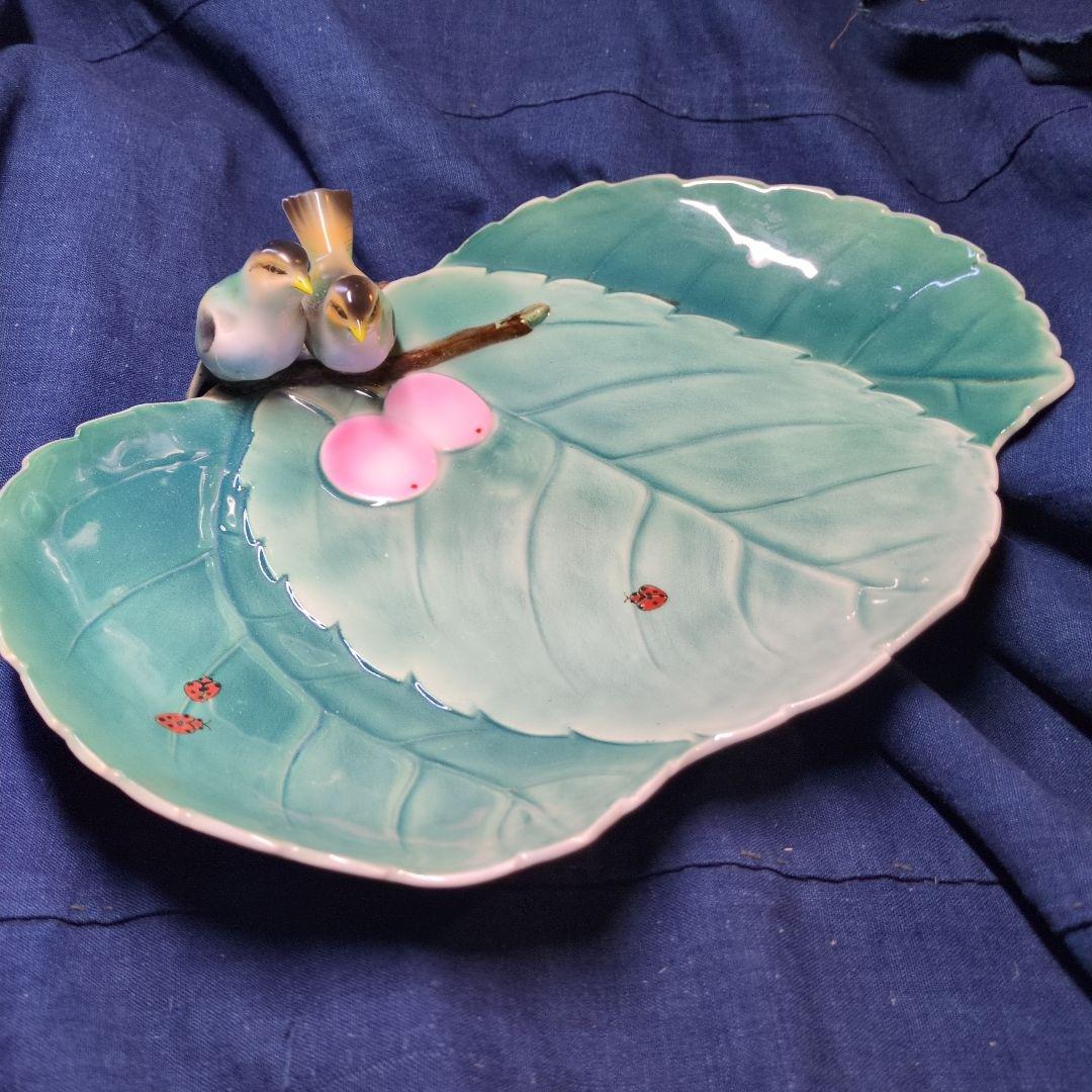 とても古い深川製の陶磁器、2羽の小鳥とてんとう虫