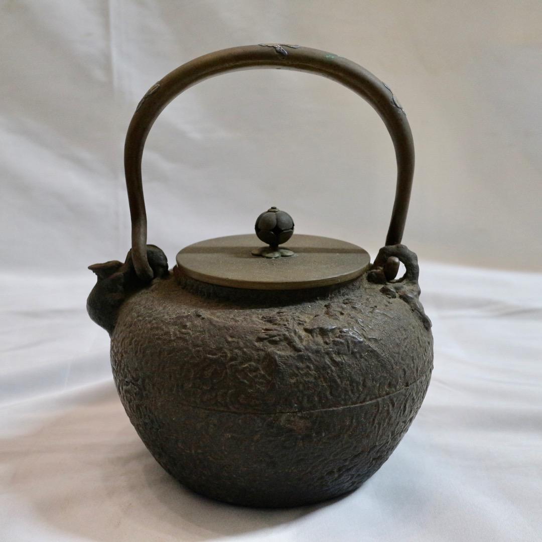 亀文堂 造 日本亀文 鉄瓶 金銀象嵌 岩肌地 骨董美術 茶道具 重量約2329g