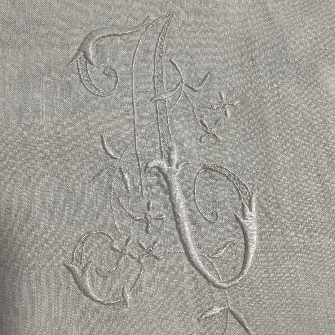 アンティークモノグラム　リメイククッション