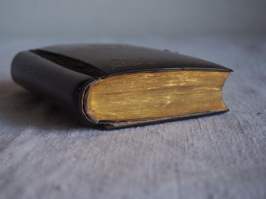 ミサ典礼書 白蝶貝象嵌と金彩装飾の古い本 留め金付きのカトリック祈祷書/K370