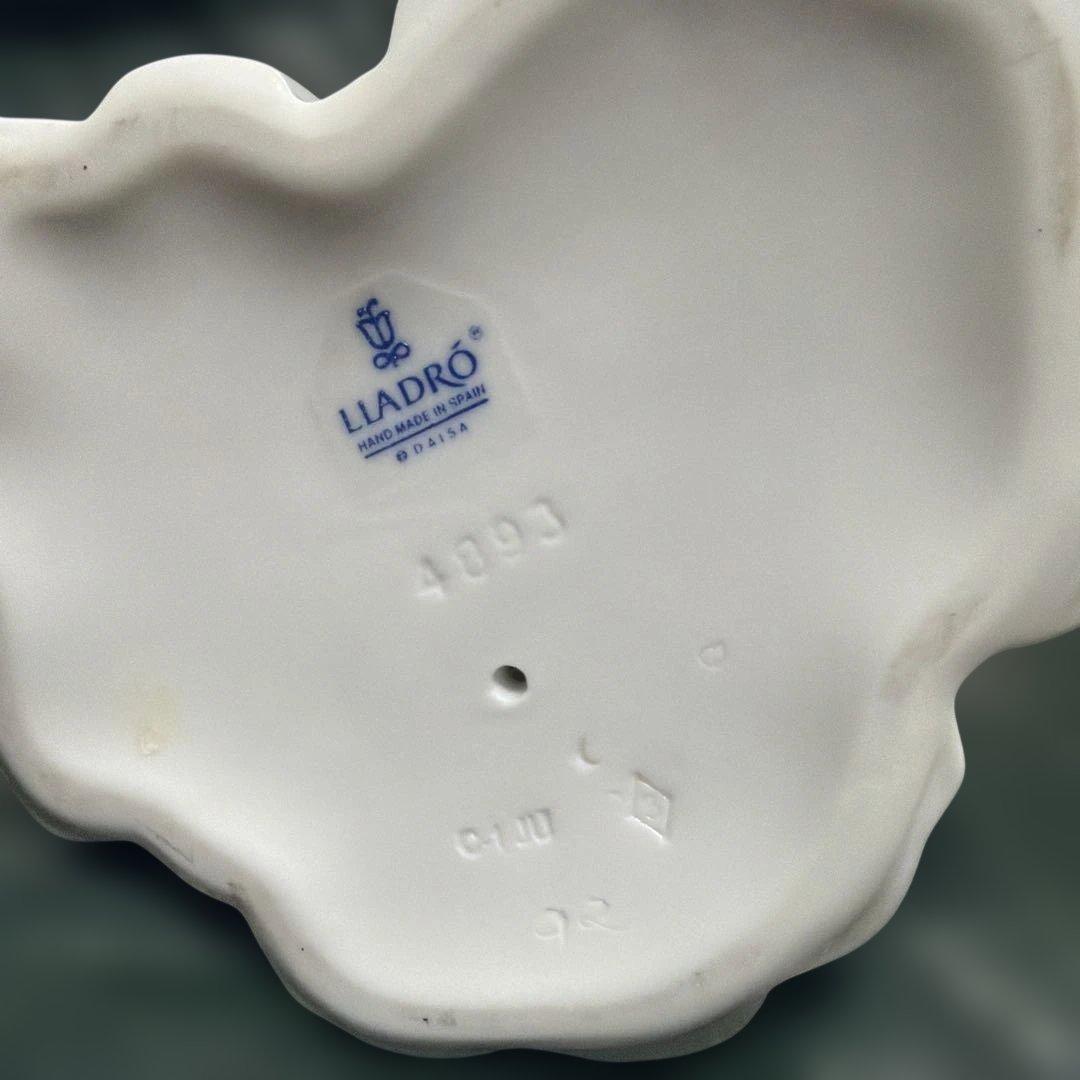 リャドロLLADROの大型陶器　仔犬を抱く貴婦人