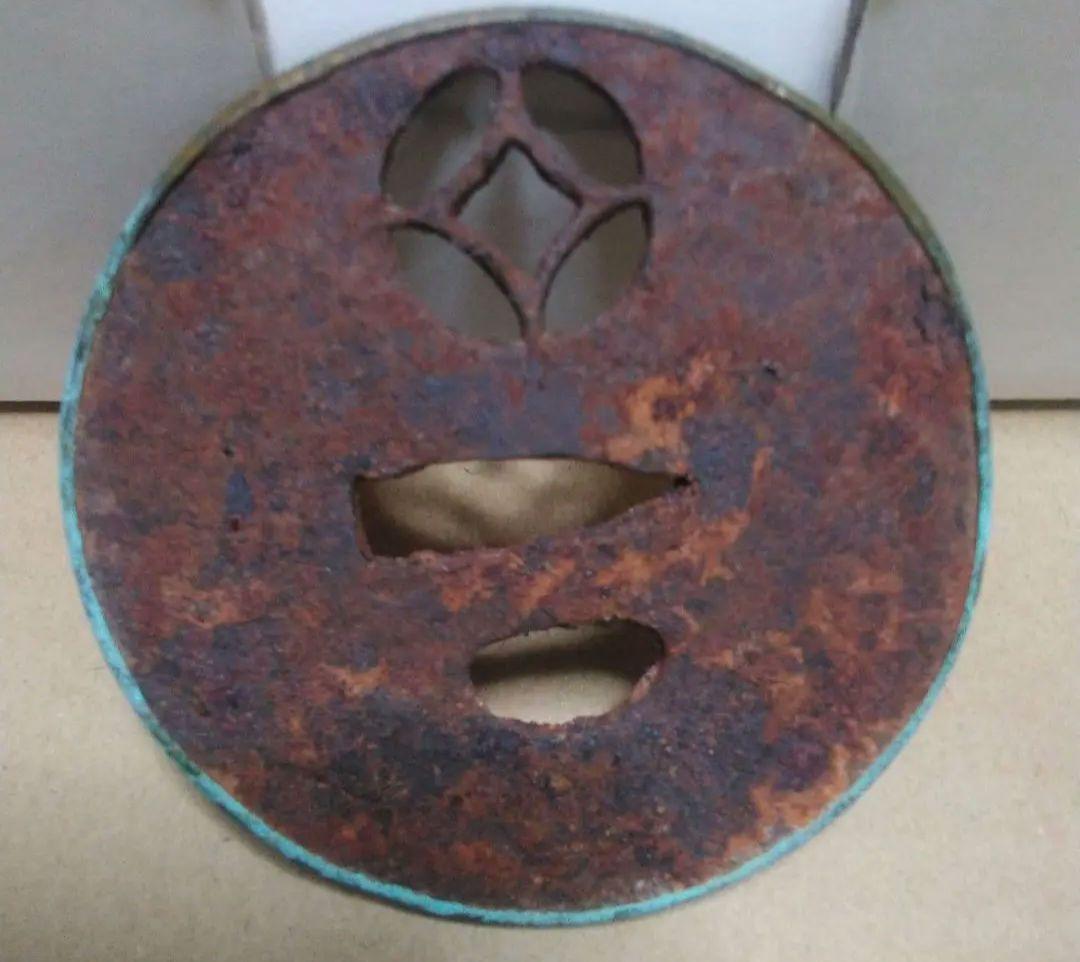 昭和レトロビンテージ珍しい(骨董品コレクション)錆びた金属製円形武具鍔(つば)