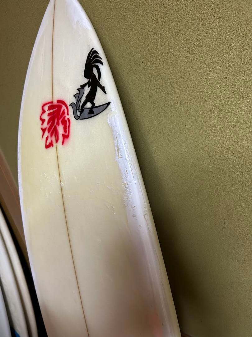 サーフボード 赤いインディアンロゴ クリーム色　5.6