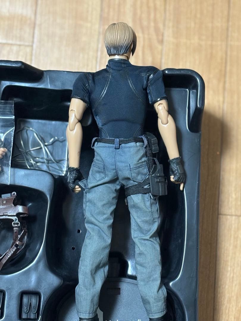 ホットトイズ　バイオハザード４　レオン　HOT TOYS RE4 バイオ４