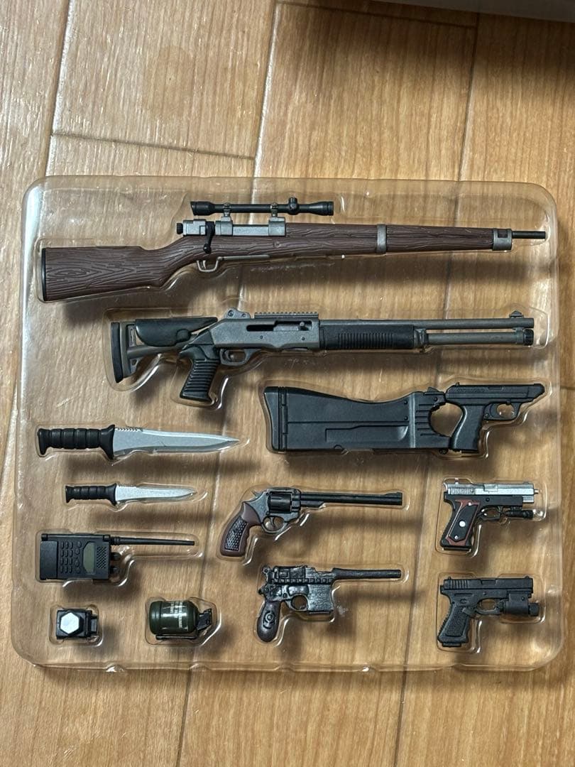 ホットトイズ　バイオハザード４　レオン　HOT TOYS RE4 バイオ４