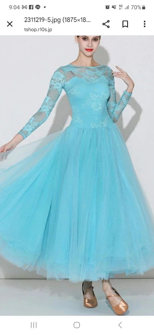 水色の長袖フレアチュールドレス