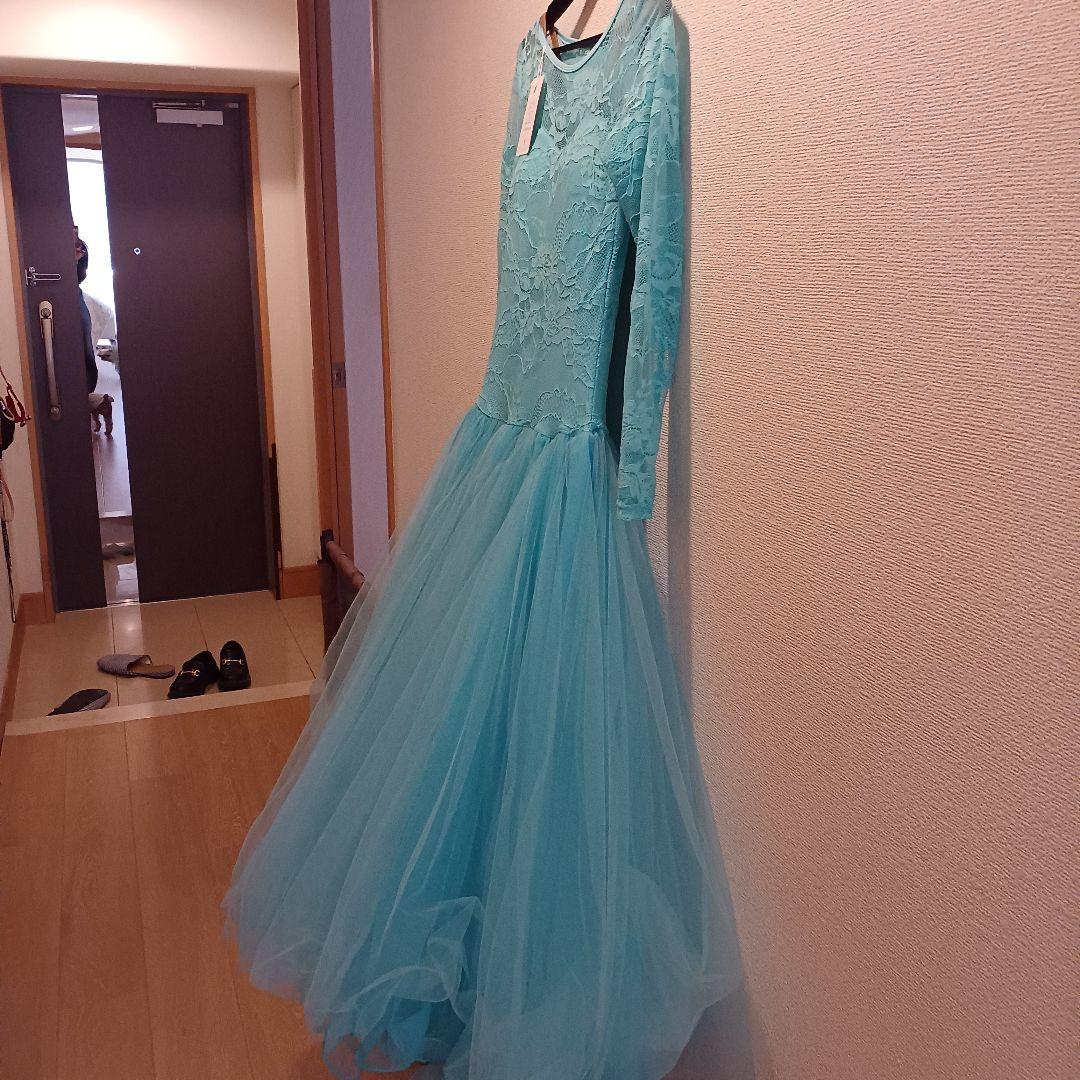 水色の長袖フレアチュールドレス