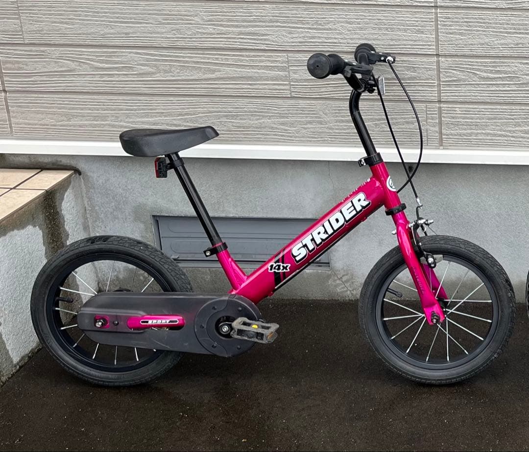 STRIDER 14X ピンク バランスバイク　スタンド付き