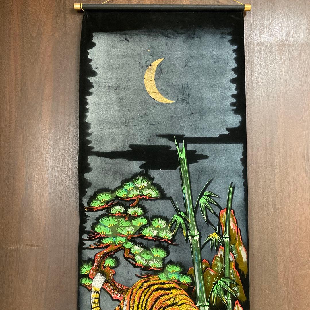 掛け軸 タペストリー 壁掛け 虎図 トラ 竹林 松 波 三日月 月 和室 和風