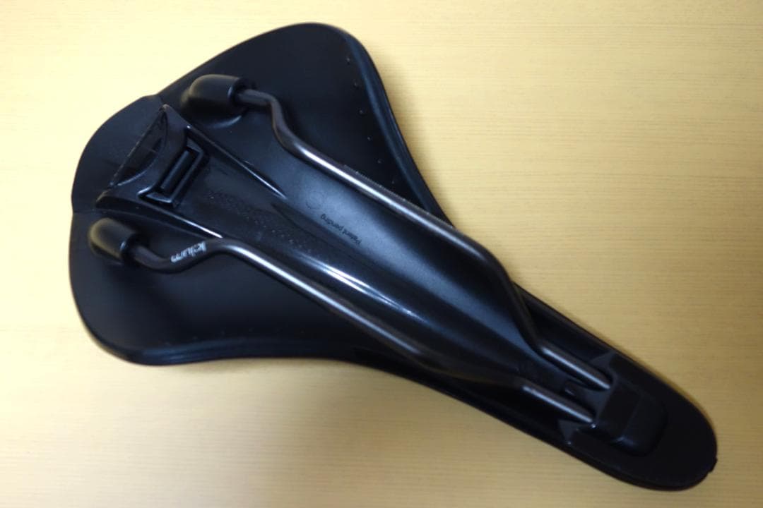 fi'zi:k フィジーク アリアンテ サドル 152mm