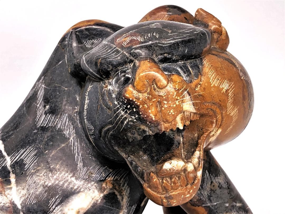 【 寿山石虎 】　天然石彫　江戸時代　ガラス眼　木台付