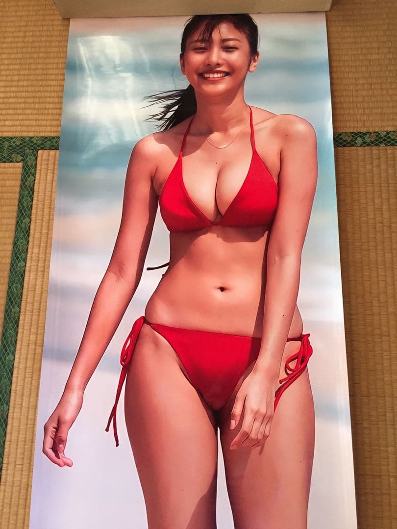 佐野ひなこ 等身大ポスター 赤ビキニで挑発