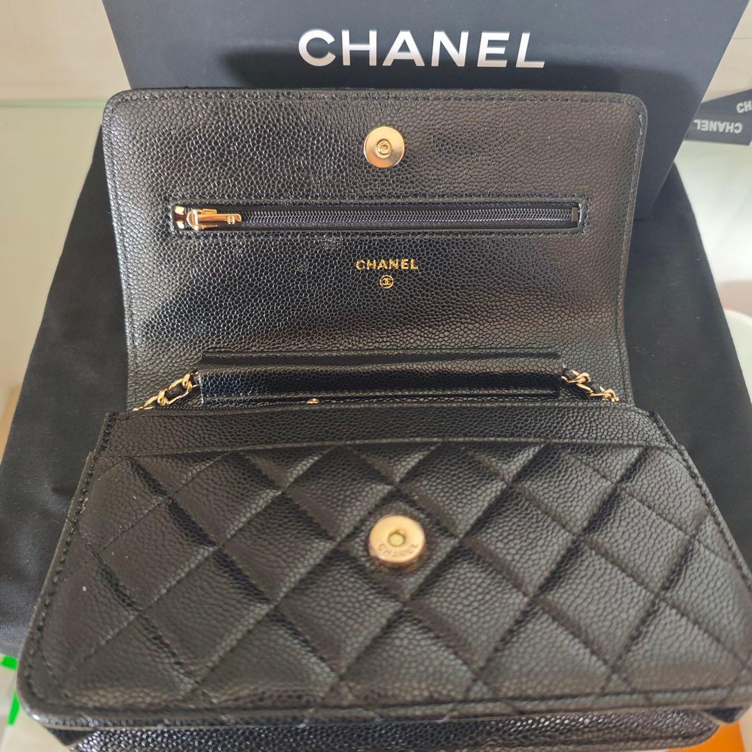 ブラックのキルティングデザイン、ゴールドチェーンのショルダーバッグ