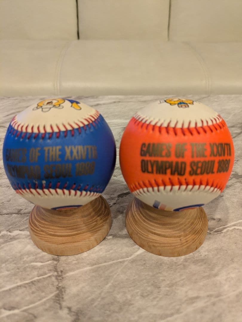 希少レア1988年ソウルオリンピック 記念ボール 台座付 ２個セット