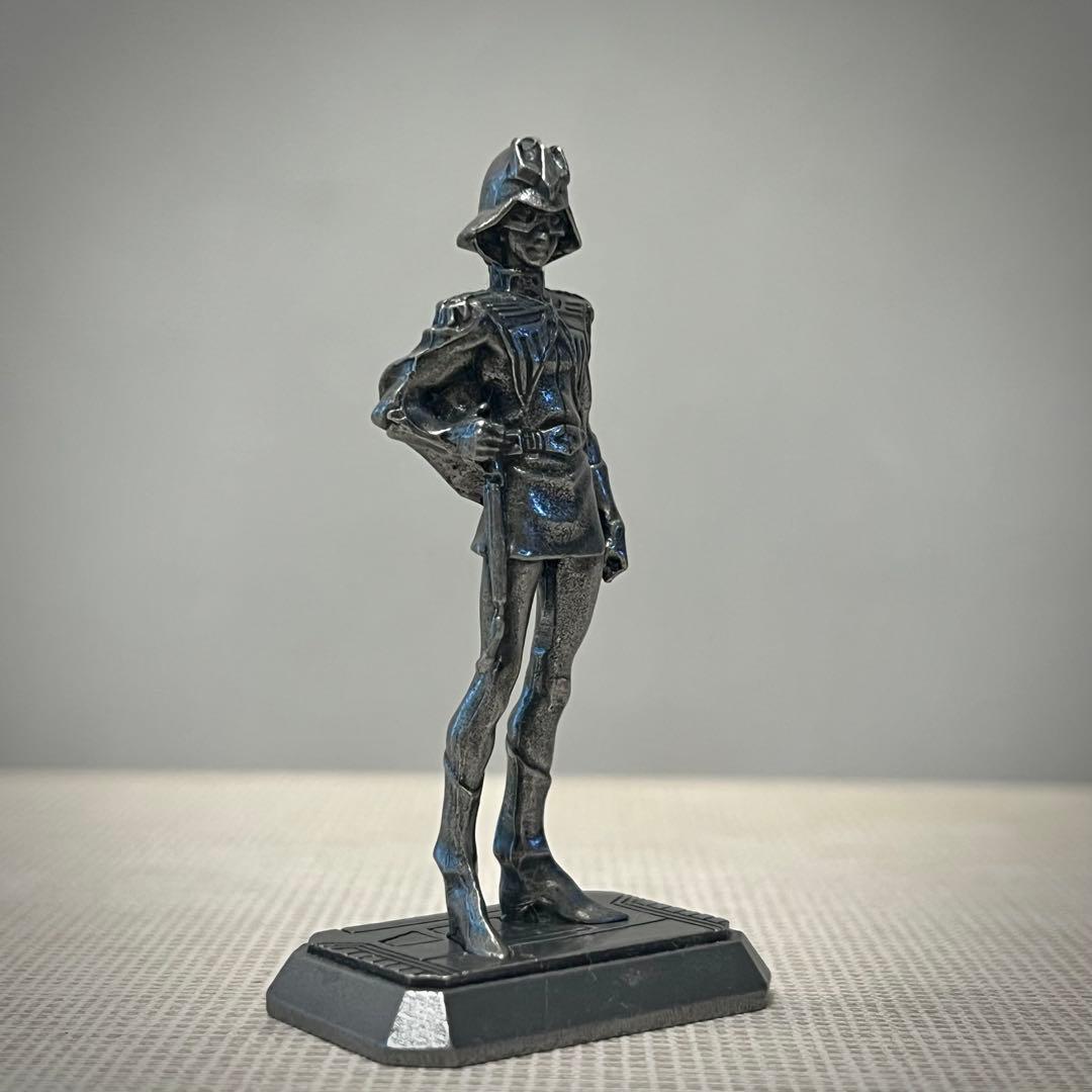 シャア アズナブル 立像 金属製