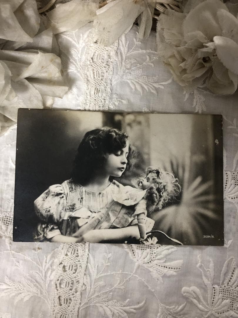 アンティーク ポストカード ビスクドールと美しい少女