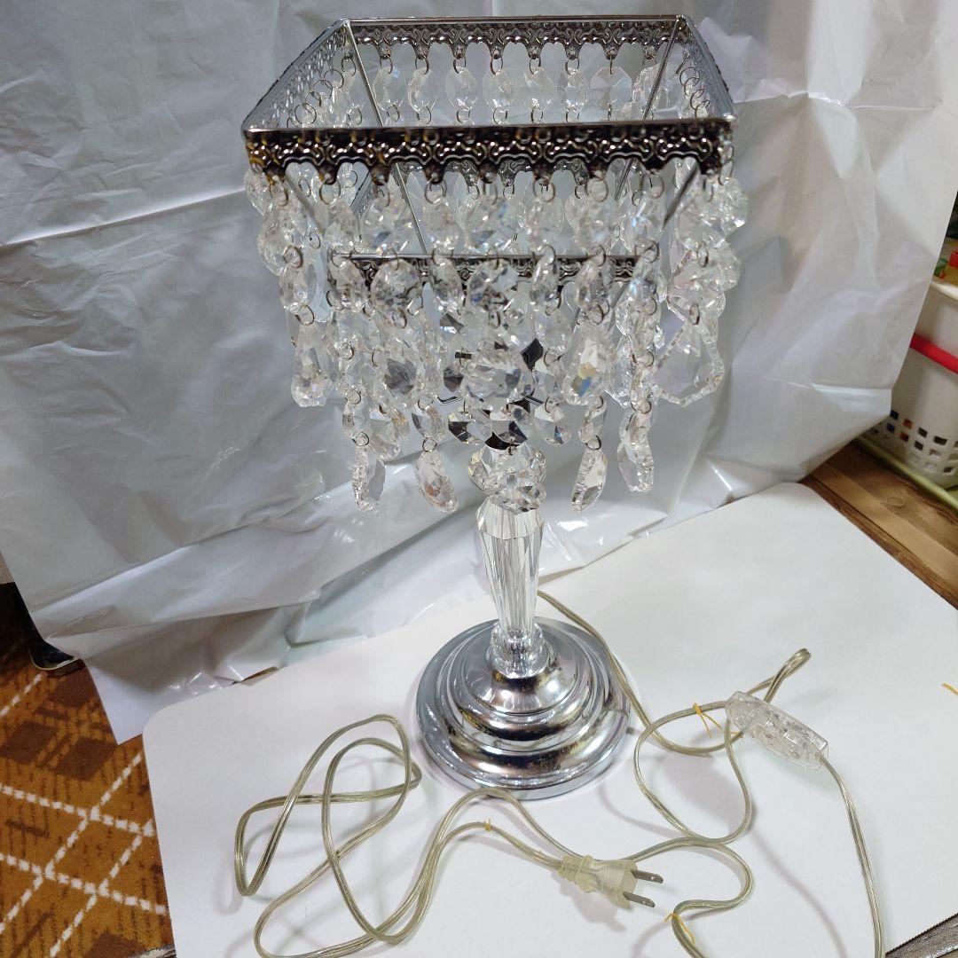 シャンデリア クリスタルビーズ装飾のシルバーランプ