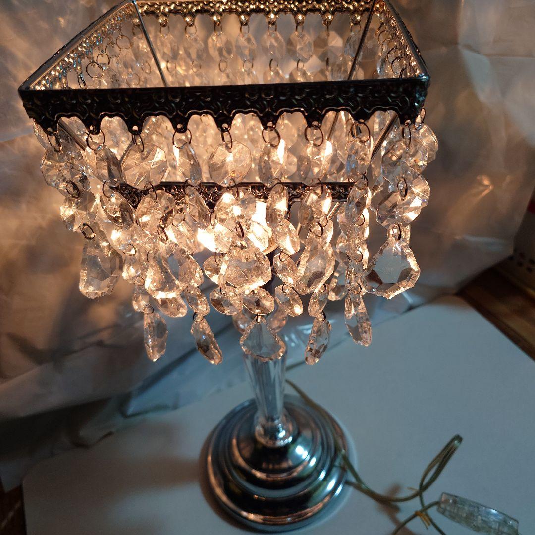 シャンデリア クリスタルビーズ装飾のシルバーランプ