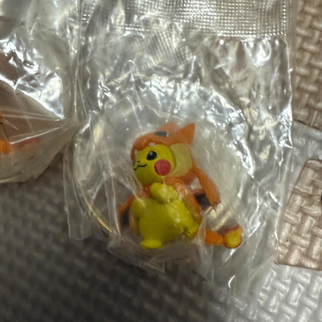 ポンチョを着たピカチュウ リザードンY フィギュア　セット
