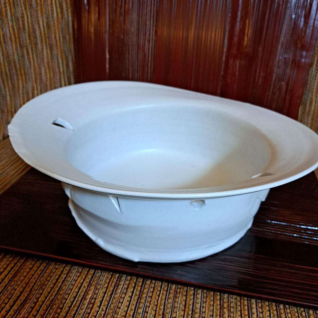 黒田泰蔵の白い白磁の穴あき鉢