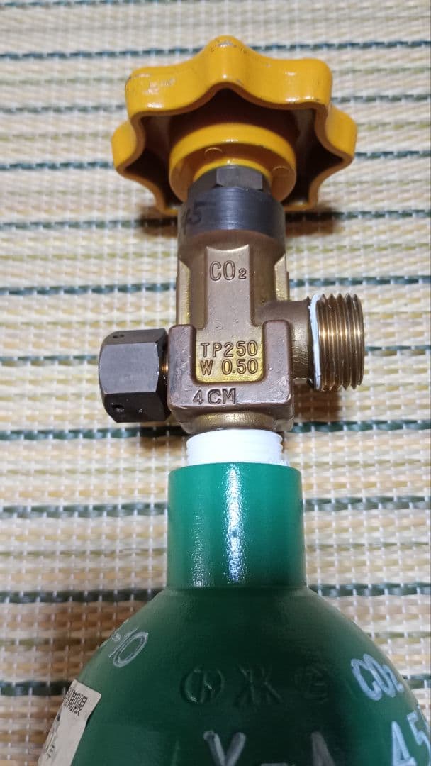 【値下げ】二酸化炭素ボンベ 小型 CO2 水草水槽 ミドボン