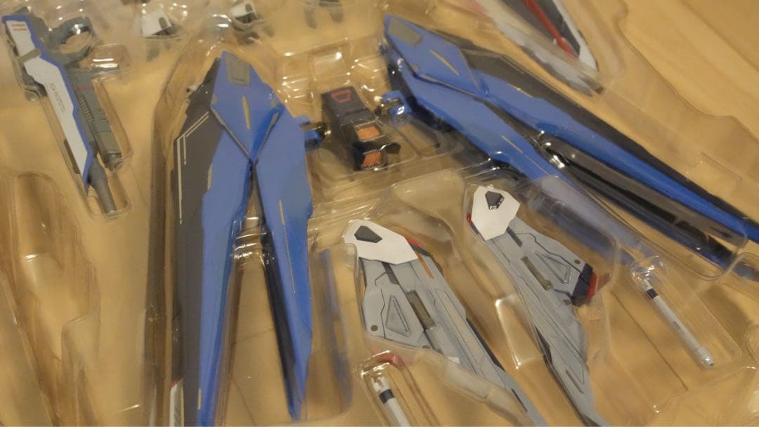 L BUILD メタルビルド　フリーダムガンダム　スノースパークル