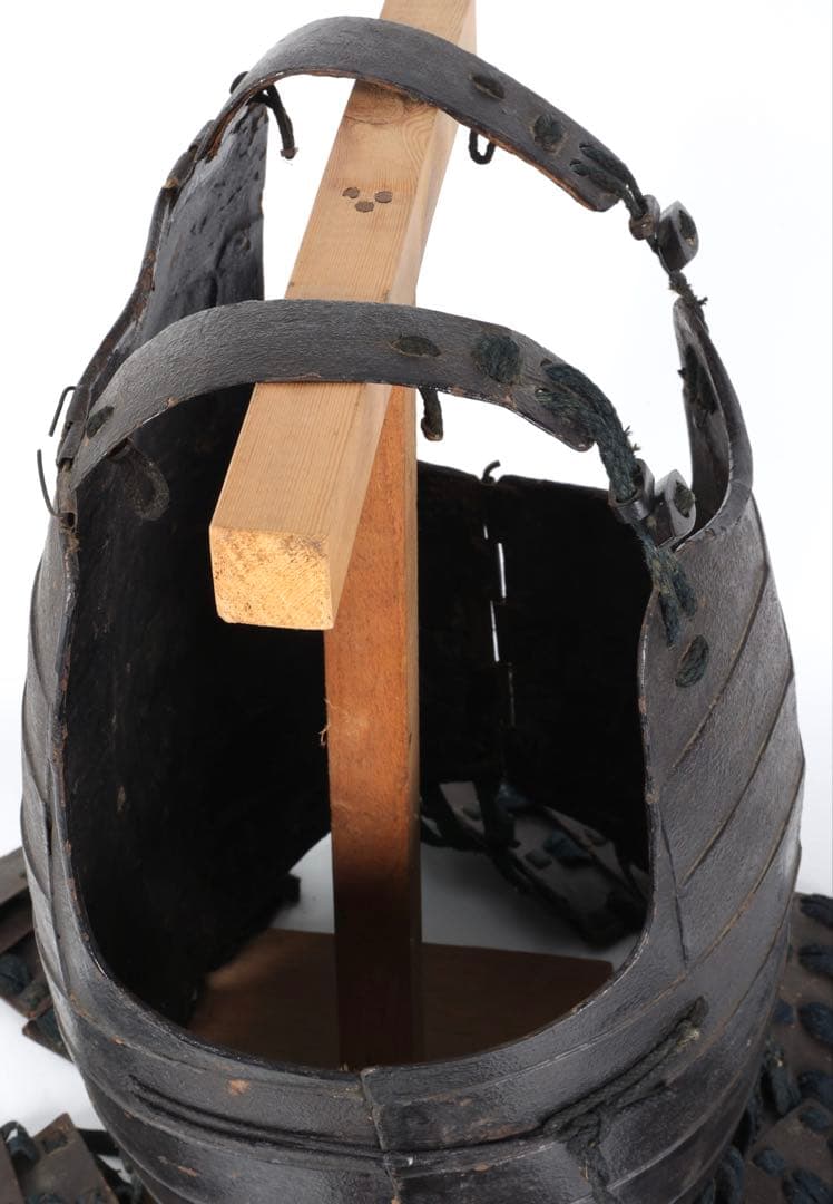 【江戸期】黒漆塗 横剥二枚胴 草摺付 甲冑 胴丸 台付 時代武具 古美術 骨董品