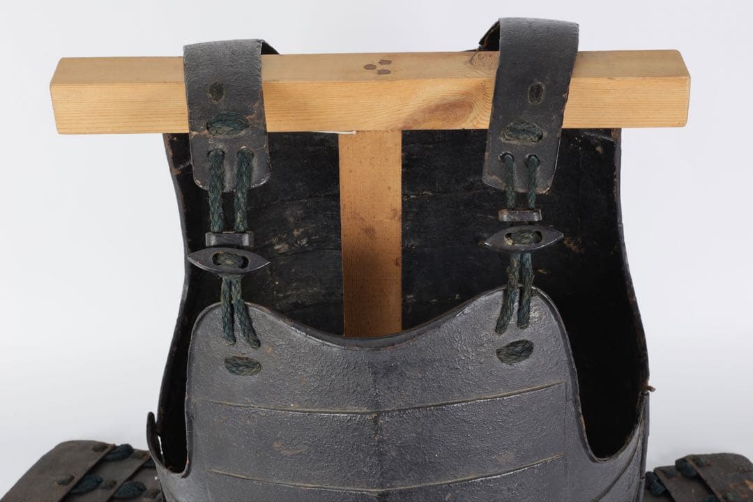 【江戸期】黒漆塗 横剥二枚胴 草摺付 甲冑 胴丸 台付 時代武具 古美術 骨董品