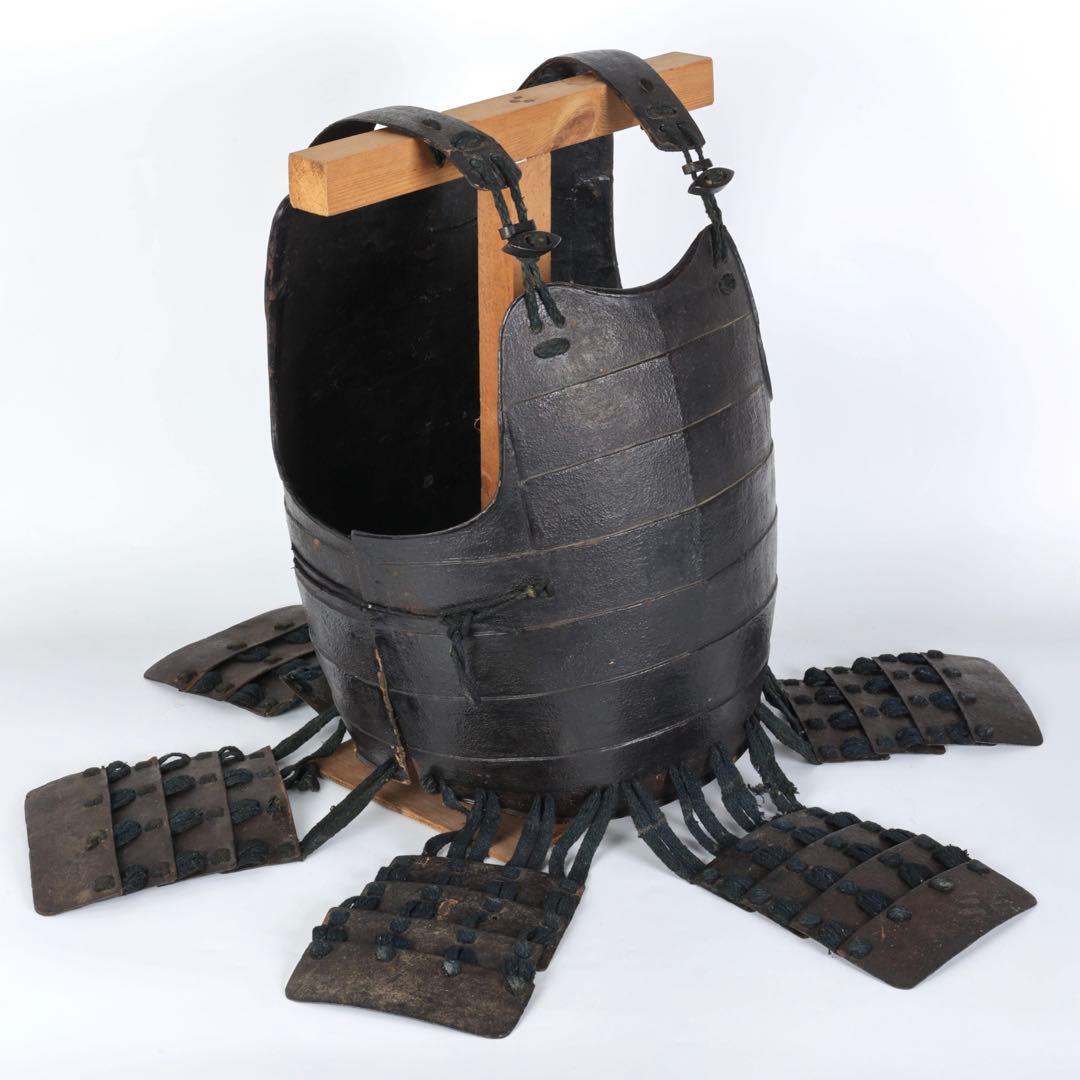 【江戸期】黒漆塗 横剥二枚胴 草摺付 甲冑 胴丸 台付 時代武具 古美術 骨董品